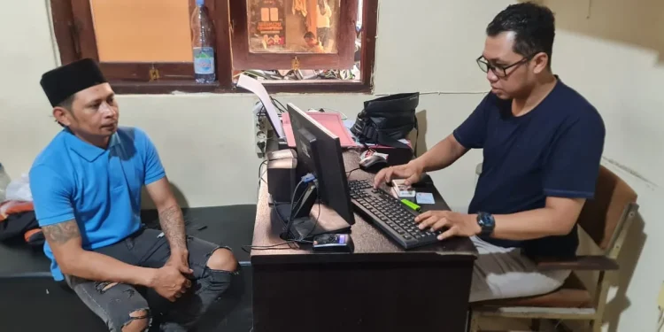 Terduga pelaku pembacokan, Agus Junaedi saat dimintai keterangan oleh polisi. Foto: Polsek Karangploso