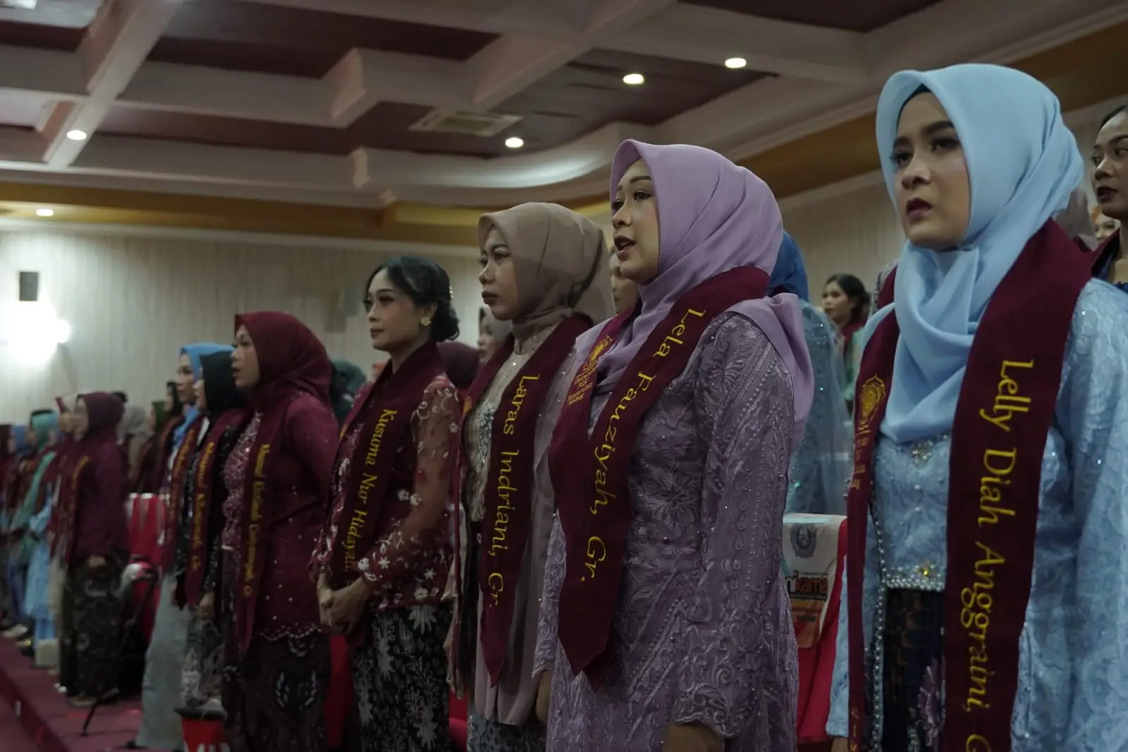 Suasana pelepasan dan sumpah profesi calon guru profesional Unikama Malang.(foto: doc humas Unikama)
