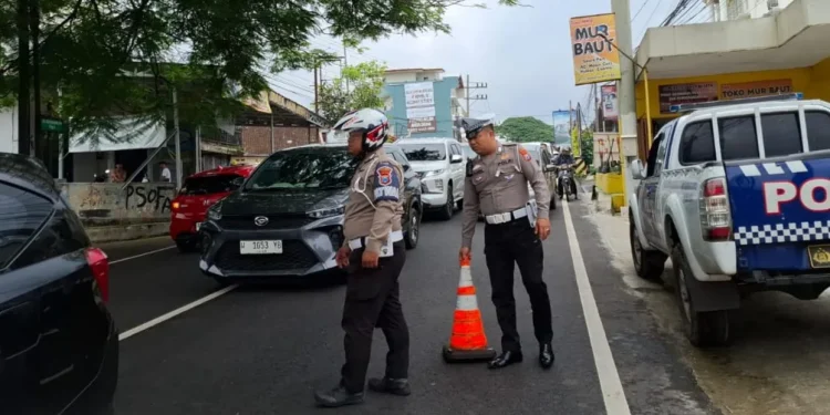 Olah TKP kecelakaan tabrakan beruntun di Kota Batu. Foto: Polres Batu