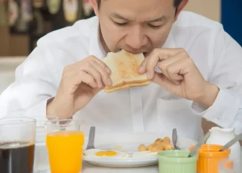 Sarapan sehat di pagi hari dengan menu sederhana seperti roti gandum dan telur dapat membantu memulai hari dengan penuh energi. Foto/Freepik