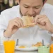 Sarapan sehat di pagi hari dengan menu sederhana seperti roti gandum dan telur dapat membantu memulai hari dengan penuh energi. Foto/Freepik