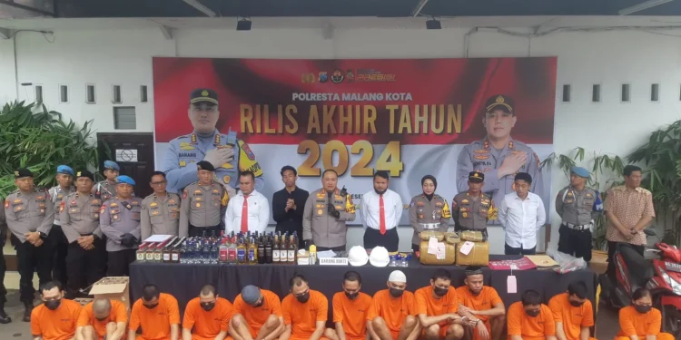 Polresta Malang Kota mengungkap kasus kriminalitas di sepanjang 2024. (Foto/M Sholeh)