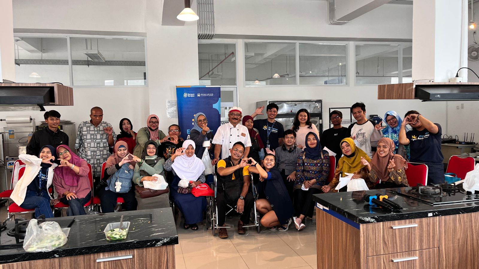 Para peserta antusias mengikuti kelas memasak dalam program Empower Academy di MCC. (Foto/do. for TM).