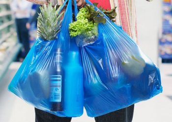 Kantong plastik belanja di minimarket./Foto:pinterest.mediakonsumen.com.