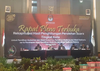 KPU Kota Malang membacakan rekapitulasi hasil perhitungan perolehan suara Pilkada Kota Malang 2024. (Foto/M Sholeh)