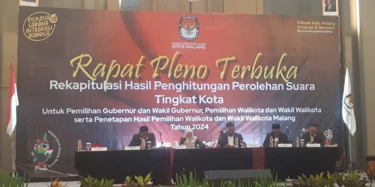 KPU Kota Malang membacakan rekapitulasi hasil perhitungan perolehan suara Pilkada Kota Malang 2024. (Foto/M Sholeh)