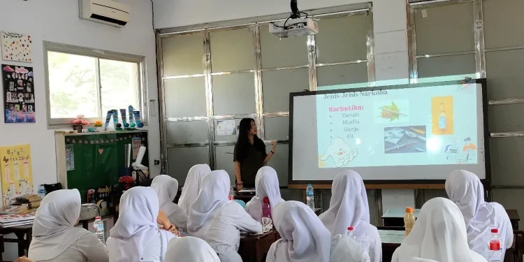 Fakultas Psikologi UM gelar penyuluhan kontrol diri untuk mencegah penyalahgunaan narkoba di kalangan siswa. /Foto: Dok. Fakultas Psikologi UM
