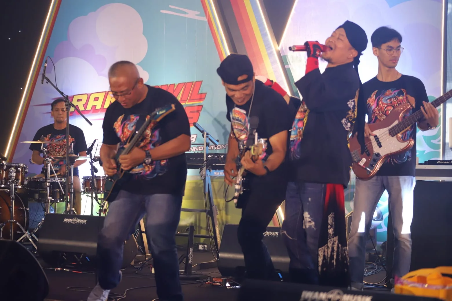 KW 12 Rock Band saat tampil di Rakerwil Pegadaian Kanwil XII Surabaya. Foto/dok