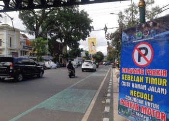 Rambu larangan parkir kanan jalan di kawasan Kayutangan Heritage, Kota Malang. (Foto/M Sholeh)