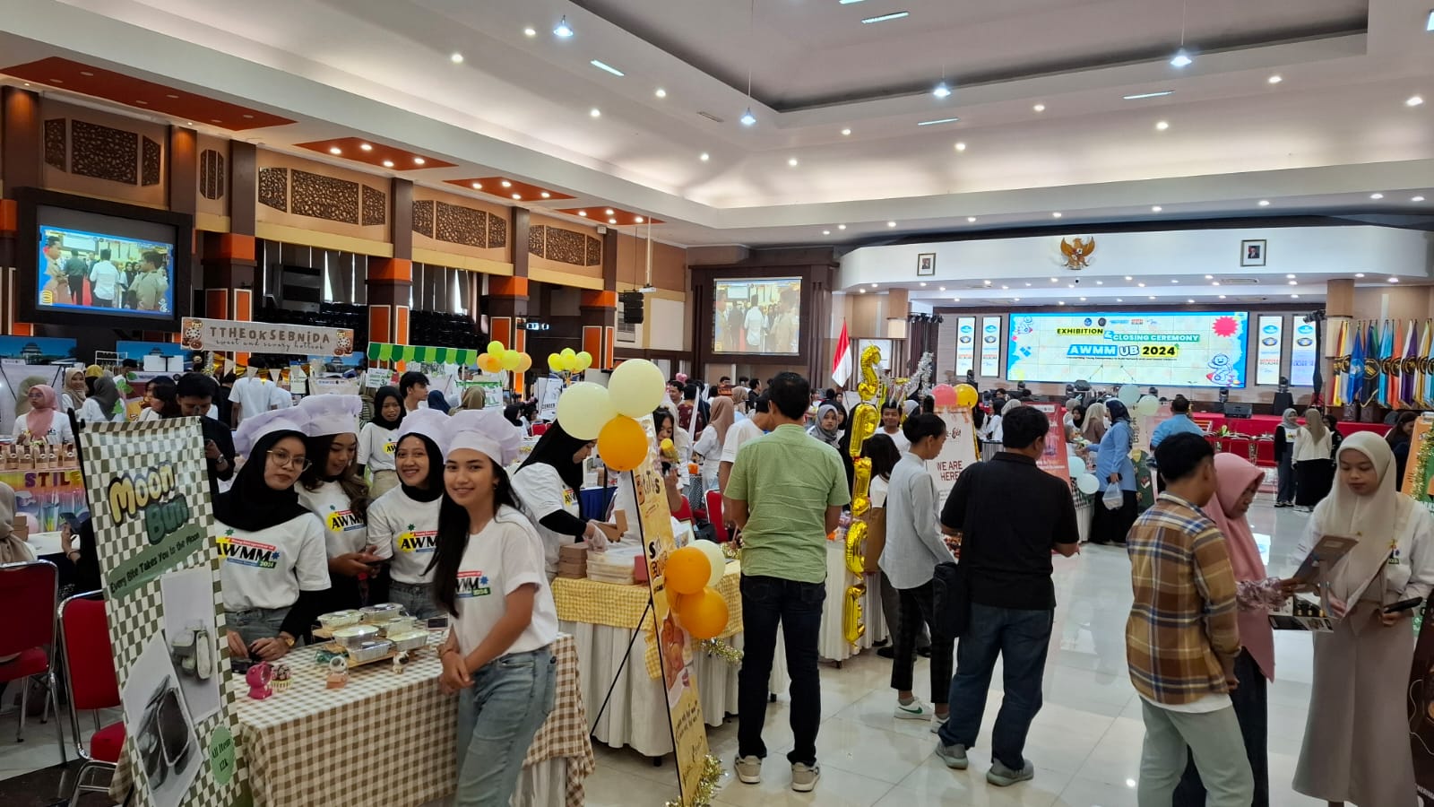 Pameran produk wirausaha mahasiswa se-Indonesia di ajang AWMM 2024 di UB Malang. Foto: Azmy
