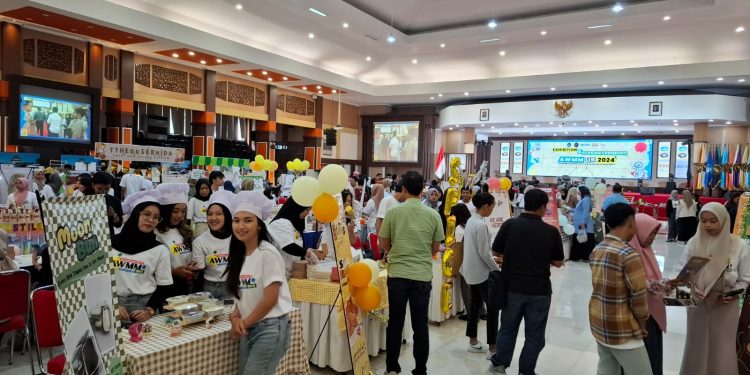 Pameran produk wirausaha mahasiswa se-Indonesia di ajang AWMM 2024 di UB Malang. Foto: Azmy