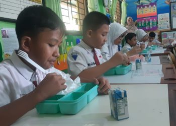 Pelajar di SDN 3 Lowokwaru menerima program makan bergizi gratis. (Foto/M Sholeh)