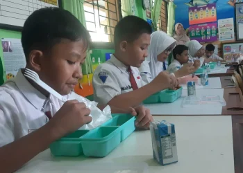Pelajar di SDN 3 Lowokwaru menerima program makan bergizi gratis. (Foto/M Sholeh)