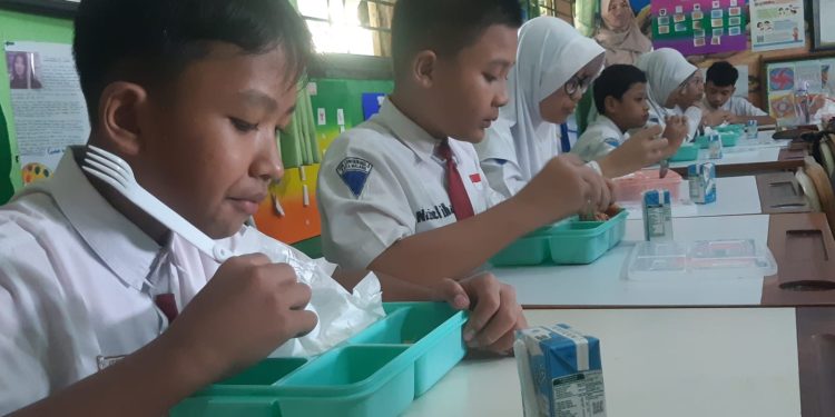 Pelajar di SDN 3 Lowokwaru menerima program makan bergizi gratis. (Foto/M Sholeh)