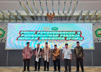 Menteri P2MI, Abdul Kadir Karding meresmikan Pusat Pengembangan dan Pemberdayaan Pekerja Migran Indonesia di Unisma. (Foto/M Sholeh)