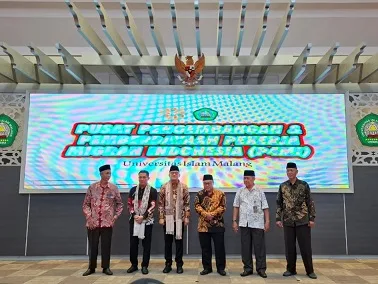 Menteri P2MI, Abdul Kadir Karding meresmikan Pusat Pengembangan dan Pemberdayaan Pekerja Migran Indonesia di Unisma. (Foto/M Sholeh)