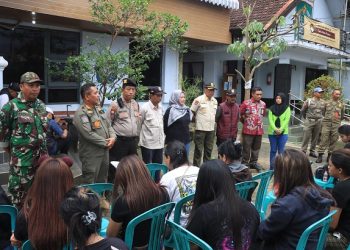 Pramusaji Warung Kopi Cetol usai diamankan petugas. Foto: Polres Malang
