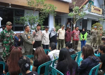 Pramusaji Warung Kopi Cetol usai diamankan petugas. Foto: Polres Malang