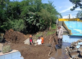 Petugas meninjau lokasi longsor dan pohon tumbang di Kalimeri. Foto: BPBD Kabupaten Malang