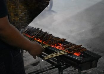 Warung sate populer di Kota Malang. /Foto: Unsplash.com/Eka P. Amdela.
