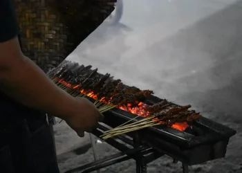 Warung sate populer di Kota Malang. /Foto: Unsplash.com/Eka P. Amdela.