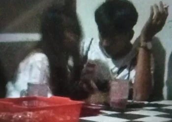 Salah satu pramusaji sedang melayani pelanggannya di Warung Kopi Cetol Gondanglegi, Kabupaten Malang. Foto/dok tim investigasi