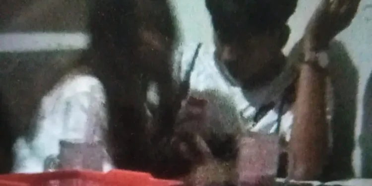 Salah satu pramusaji sedang melayani pelanggannya di Warung Kopi Cetol Gondanglegi, Kabupaten Malang. Foto/dok tim investigasi