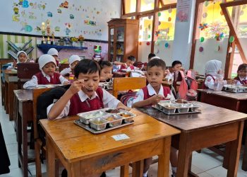 Siswa kelas IA SDN 1 Tamanharjo, Singosari menyantap makan bergizi gratis. Foto: Aisyah Nawangsari Putri