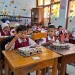Siswa kelas IA SDN 1 Tamanharjo, Singosari menyantap makan bergizi gratis. Foto: Aisyah Nawangsari Putri