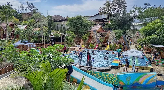 Pesona Lembah Asri Waterpark yang cocok sebagai destinasi wisata bersama keluarga. /Foto: Google Review Lembah Asri Waterpark/Muhammad Sakroni