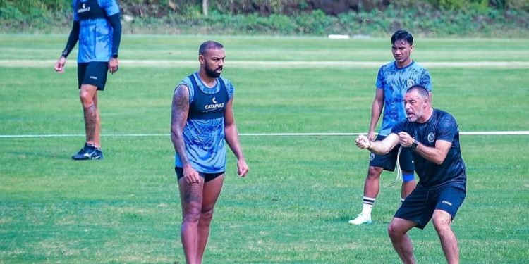 Arema FC melakoni laga tandang melawan Dewa United dalam lanjutan pekan ke-18 BRI Liga 1 2024/2025, Sabtu (11/1/2025). /Foto: Instagram @aremafcofficial.