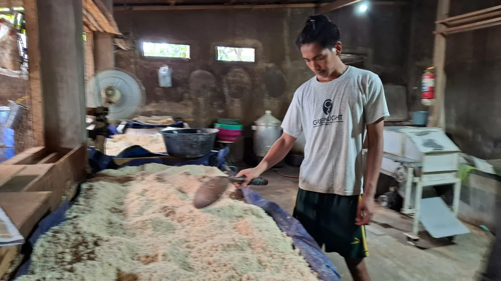 Karyawan Musrifah mengolah ampas tahu, bahan baku untuk membuat menjes. Foto: Aisyah Nawangsari Putri
