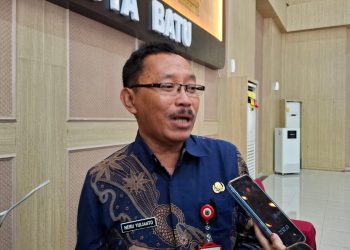 Kepala Distan-KP Kota Batu Heru Yulianto menjelaskan tentang virus PMK. Foto: Azmy