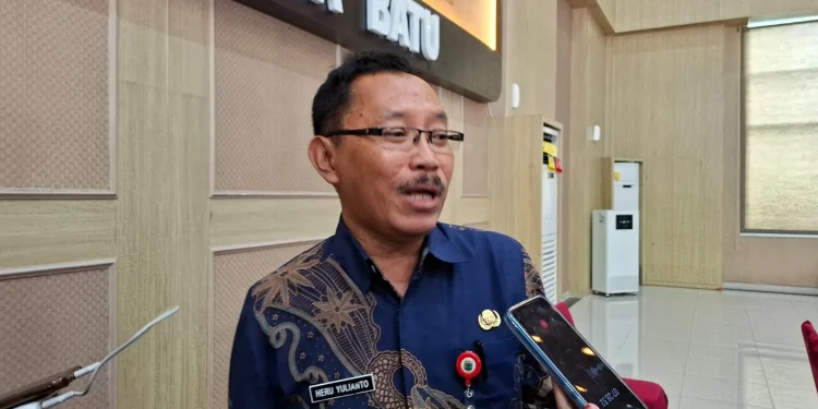 Kepala Distan-KP Kota Batu Heru Yulianto menjelaskan tentang virus PMK. Foto: Azmy