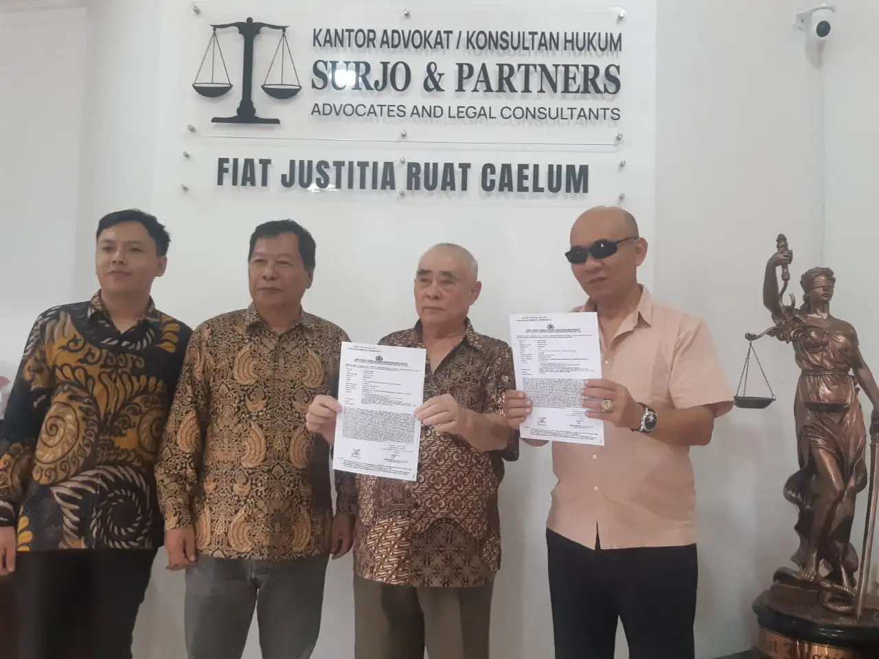 Kakek di Kota Malang, Otje Suandito didampingi kuasa hukumnya membeberkan dugaan penggelapan dana. (Foto/M Sholeh)
