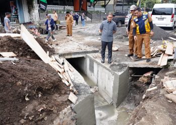 Peninjauan pembangunan sudetan oleh Pemkot Batu di Jalan Kartini guna mencegah banjir luberan dari saluran drainase. Foto: Prokopim KWB