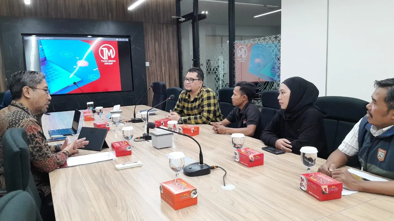 Diskusi Kepala OJK Malang, Biger Adzanna Maghribi bersama Tugu Media Group di Kantor OJK Malang, Selasa (14/1/2025)./Foto: Tugumalang.id/Bagus Rachmad Saputra.