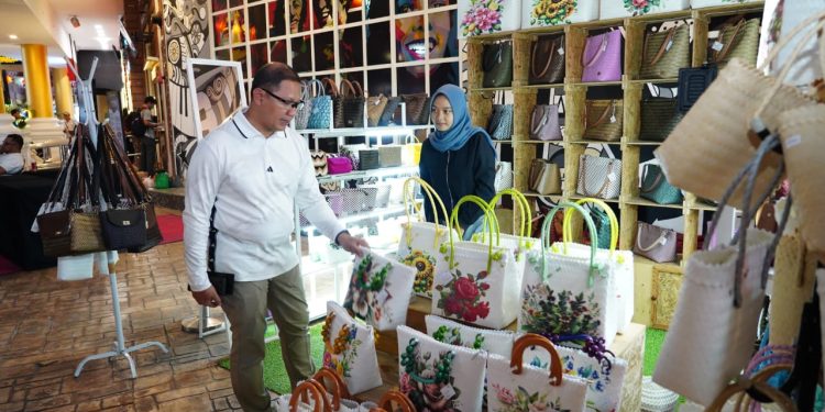 Pj Wali Kota Batu, Aries Agung Paewai, saat meninjau kesiapan obyek wisata selama libur panjang. Foto: Prokopim KWB
