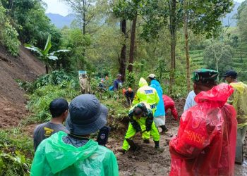 Penanganan longsor petugas BPBD Kota Batu yang sempat menutup akses menuju Pura Giri Arjuno. Foto: BPBD Kota Batu