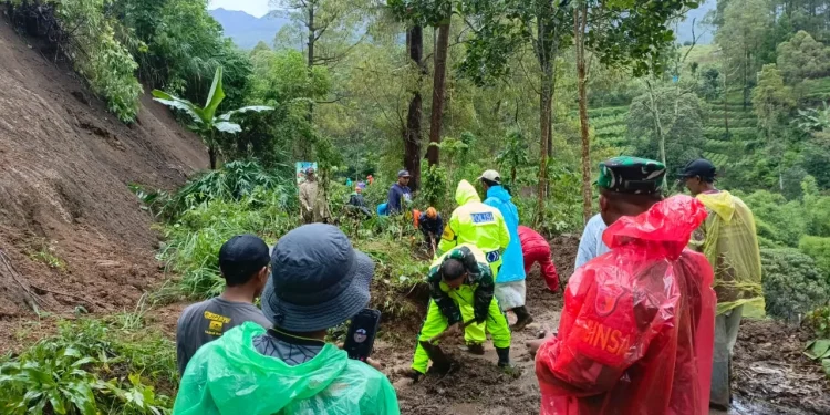 Penanganan longsor petugas BPBD Kota Batu yang sempat menutup akses menuju Pura Giri Arjuno. Foto: BPBD Kota Batu