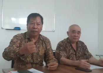 Kakek di Kota Malang, Otje Suandito didampingi kuasa hukumnya membeberkan dugaan penggelapan dana. (Foto/M Sholeh)