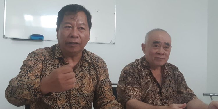 Kakek di Kota Malang, Otje Suandito didampingi kuasa hukumnya membeberkan dugaan penggelapan dana. (Foto/M Sholeh)