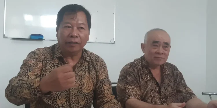 Kakek di Kota Malang, Otje Suandito didampingi kuasa hukumnya membeberkan dugaan penggelapan dana. (Foto/M Sholeh)
