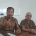 Kakek di Kota Malang, Otje Suandito didampingi kuasa hukumnya membeberkan dugaan penggelapan dana. (Foto/M Sholeh)
