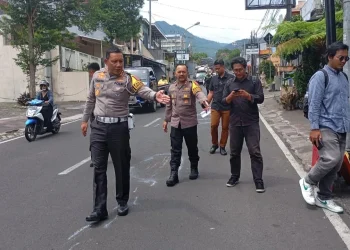 Dirlantas Polda Jatim Kombes Pol Komarudin bersama Kapolres Batu saat memimpin olah TKP bus pariwisata di Kota Batu. Foto: Azmy