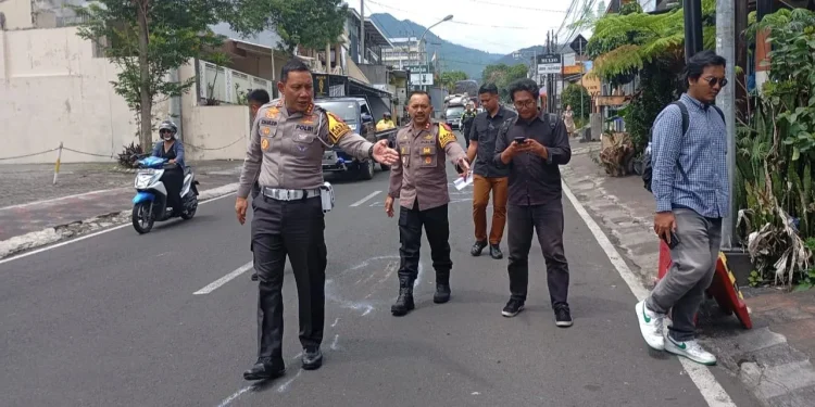 Dirlantas Polda Jatim Kombes Pol Komarudin bersama Kapolres Batu saat memimpin olah TKP bus pariwisata di Kota Batu. Foto: Azmy