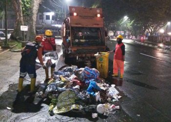 Petugas mengangkut sampah di wilayah Kota Malang. (Foto/dok.)