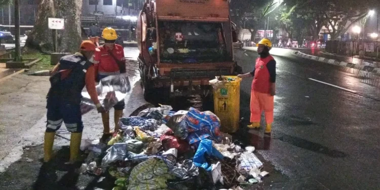 Petugas mengangkut sampah di wilayah Kota Malang. (Foto/dok.)