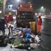 Petugas mengangkut sampah di wilayah Kota Malang. (Foto/dok.)