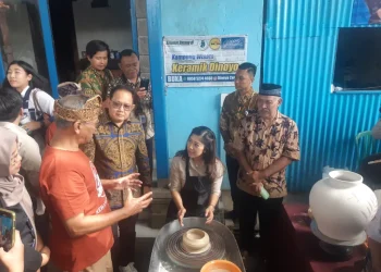Menkomdigi RI, Meutya Hafid saat mengunjungi Kampung Keramik Dinoyo Kota Malang. (Foto/M Sholeh)